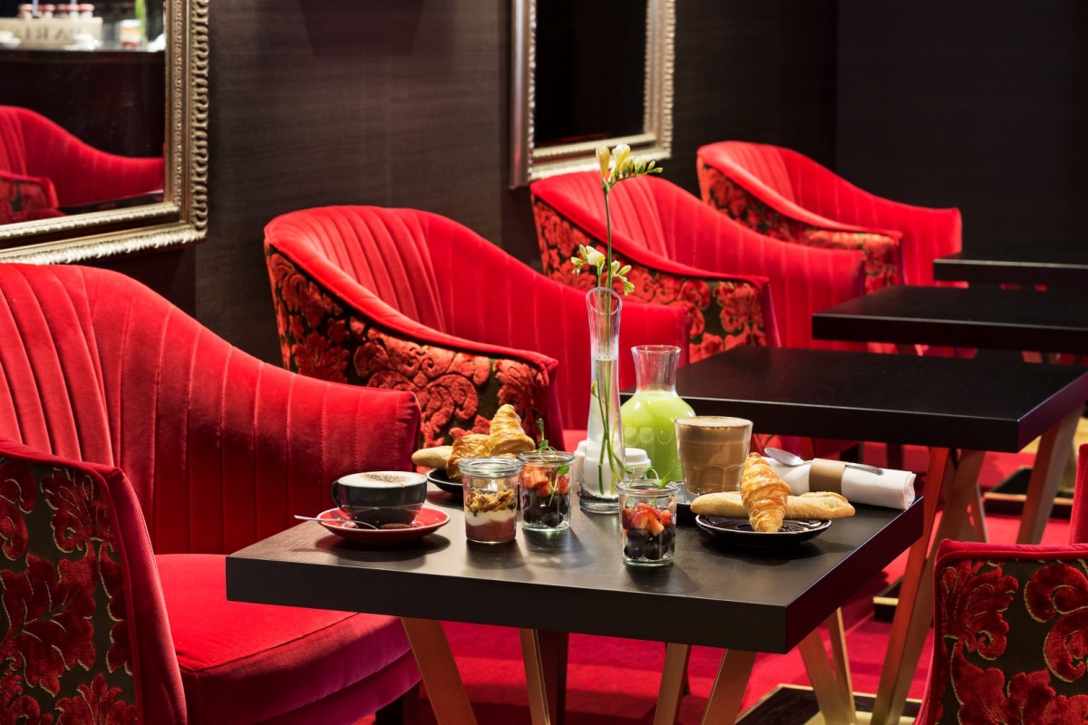 club-lounge